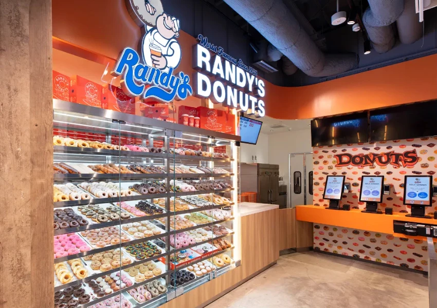 新宿車站必買伴手禮!洛杉磯甜甜圈 Randy's Donuts 插旗東京,鋼鐵人也愛吃、敲碗台灣也要。 新宿車站必買伴手禮!洛杉磯甜甜圈 Randy's Donuts 插旗東京,鋼鐵人也愛吃、敲碗台灣也要。
