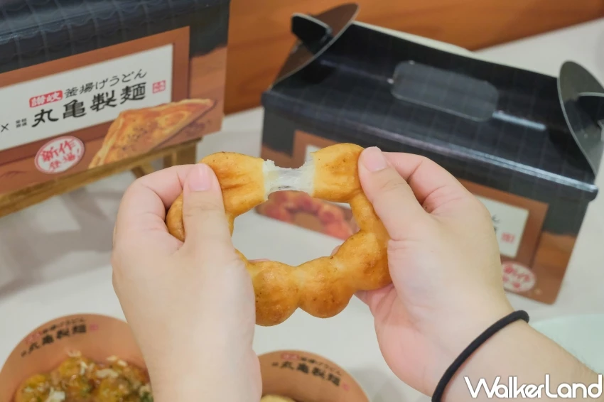豆皮波堤吃起來!Mister DonutX丸亀製麵 烏龍麵口味波堤,鹹口味甜甜圈吃爆。