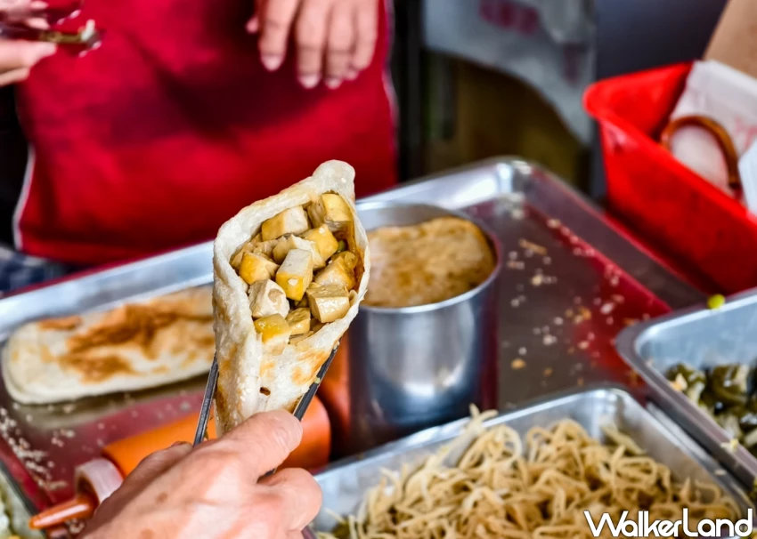 左營眷村傳奇美食!海青王家燒餅 熱賣40年,獨家燒餅夾菜吃過就忘不了。 左營眷村傳奇美食!海青王家燒餅 熱賣40年,獨家燒餅夾菜吃過就忘不了。