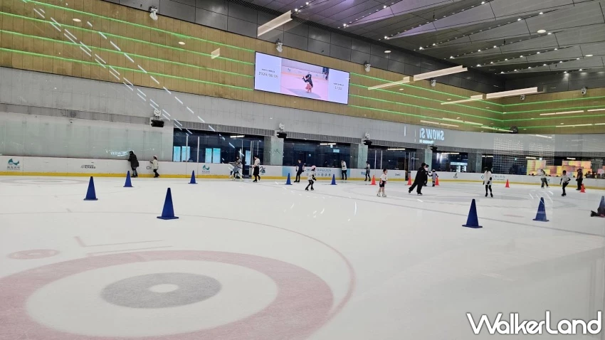 夏日室內休閒好去處!造訪台北滑冰、滑輪場,沁涼玩耍免曬太陽。圖為極光冰場。 / 編輯 沈若瑄 攝影 夏日室內休閒好去處!造訪台北滑冰、滑輪場,沁涼玩耍免曬太陽。圖為極光冰場。 / 編輯 沈若瑄 攝影