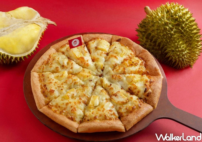 榴蓮披薩回來了！必勝客黃金榴槤比薩開賣，達美樂和牛堡排火山披薩搶攻新品話題。