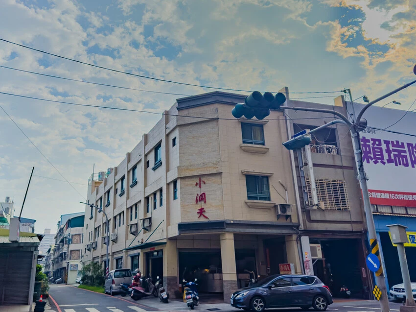 高雄捷運紅線一日遊！逛經典高雄景點、吃必比登肉燥飯，不騎車也能好好玩。 / 部落客「高雄旅遊王」提供