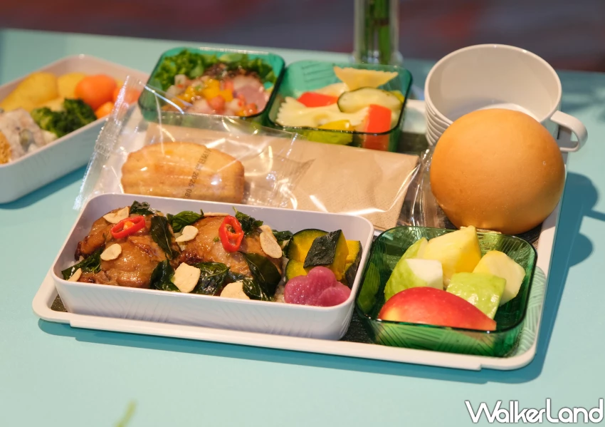 長榮航空再進化！最新聯名過夜包 睡衣整套帶走，全新飛機餐飛紐約就有。