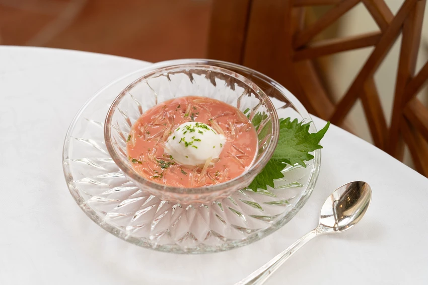 不必飛香港！台北君悅與港灣壹號聯手推出18道粵菜，解密水晶皮蛋子薑、百花龍蝦鉗等招牌菜色的美味秘密。