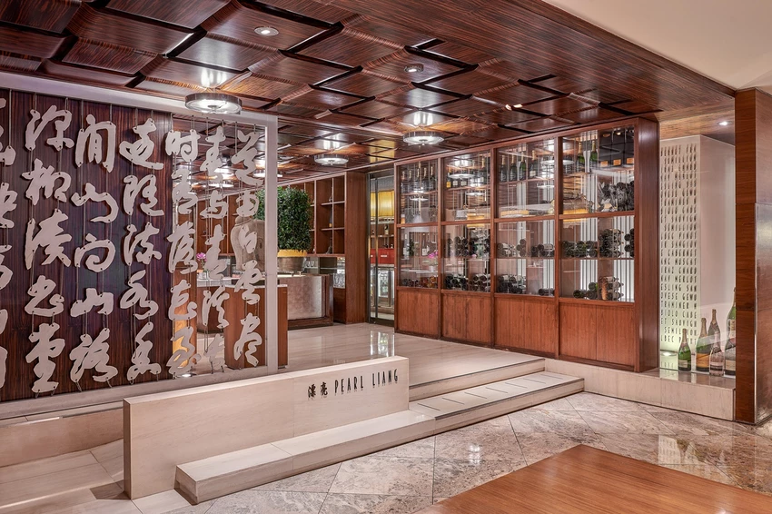 不必飛香港！台北君悅與港灣壹號聯手推出18道粵菜，解密水晶皮蛋子薑、百花龍蝦鉗等招牌菜色的美味秘密。