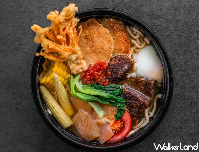 普橘島主廚Joe完美重現最強台南味鍋燒意麵！柴魚昆布湯底蘊藏大海鮮甜，更有分子料理素鮭魚卵顛覆你對蔬食料理的想像。