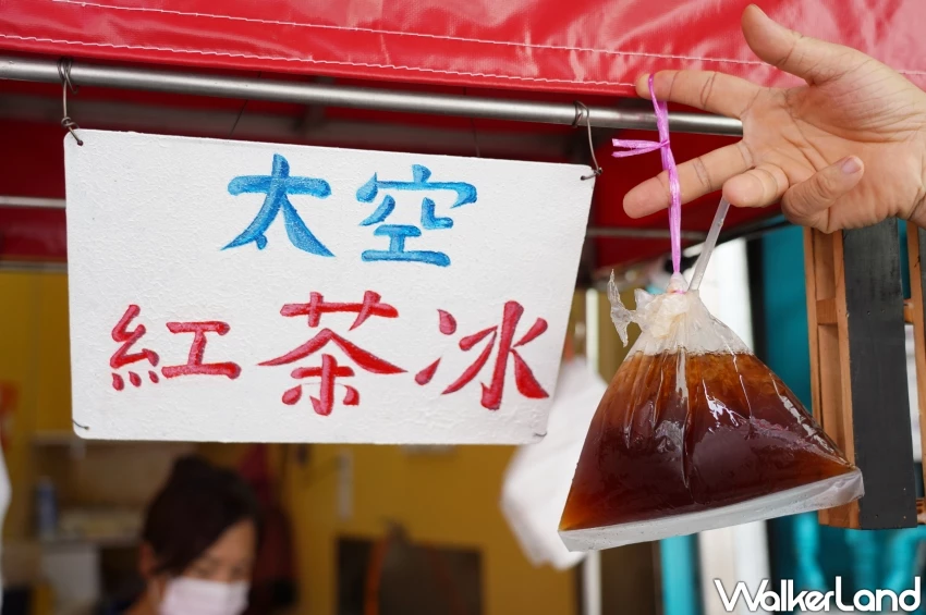 台中第五市場美食推薦！「太空紅茶冰」50年老字號古早味紅茶，懷舊袋裝超吸睛。