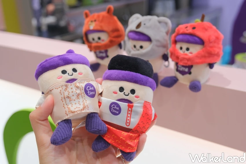 飲料免費喝一年!日出茶太盲盒娃娃開抽,憑吊飾第二杯半價、隱藏版免費喝一年。 飲料免費喝一年!日出茶太盲盒娃娃開抽,憑吊飾第二杯半價、隱藏版免費喝一年。