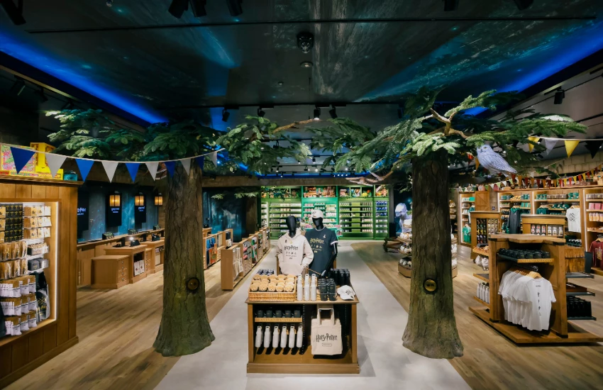 哈利波特日本首間旗艦店內裝首度公開，「禁忌森林」主題綠意空間和鷹馬互動，還有魔法購物體驗全揭露。