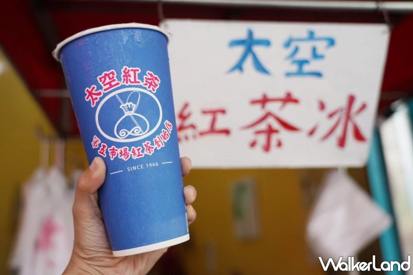 台中第五市場美食推薦！「太空紅茶冰」50年老字號古早味紅茶，懷舊袋裝超吸睛。
