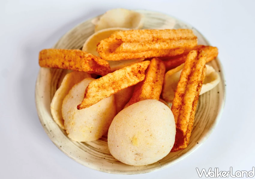 新口味蛋黃酥變蝦餅！鹹蛋黃蝦餅 魚酥限量搶，追劇必備零食要囤。