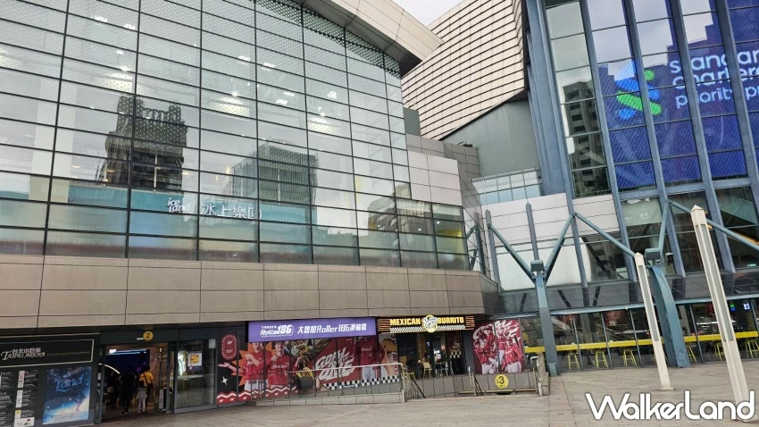 夏日室內休閒好去處!造訪台北滑冰、滑輪場,沁涼玩耍免曬太陽。冰上樂園位於台北小巨蛋2樓。 / 編輯 沈若瑄 攝影 夏日室內休閒好去處!造訪台北滑冰、滑輪場,沁涼玩耍免曬太陽。冰上樂園位於台北小巨蛋2樓。 / 編輯 沈若瑄 攝影