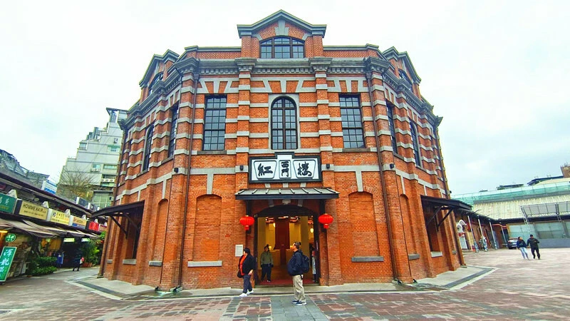 台北西門町小旅行！打卡嶄新亮相「6號彩虹」，大啖石頭火鍋老店鹹香滋味。 / 部落客「省錢旅遊達人」提供