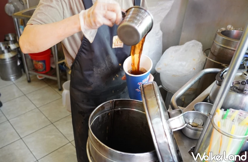 台中第五市場美食推薦！「太空紅茶冰」50年老字號古早味紅茶，懷舊袋裝超吸睛。