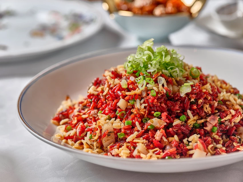 不必飛香港！台北君悅與港灣壹號聯手推出18道粵菜，解密水晶皮蛋子薑、百花龍蝦鉗等招牌菜色的美味秘密。