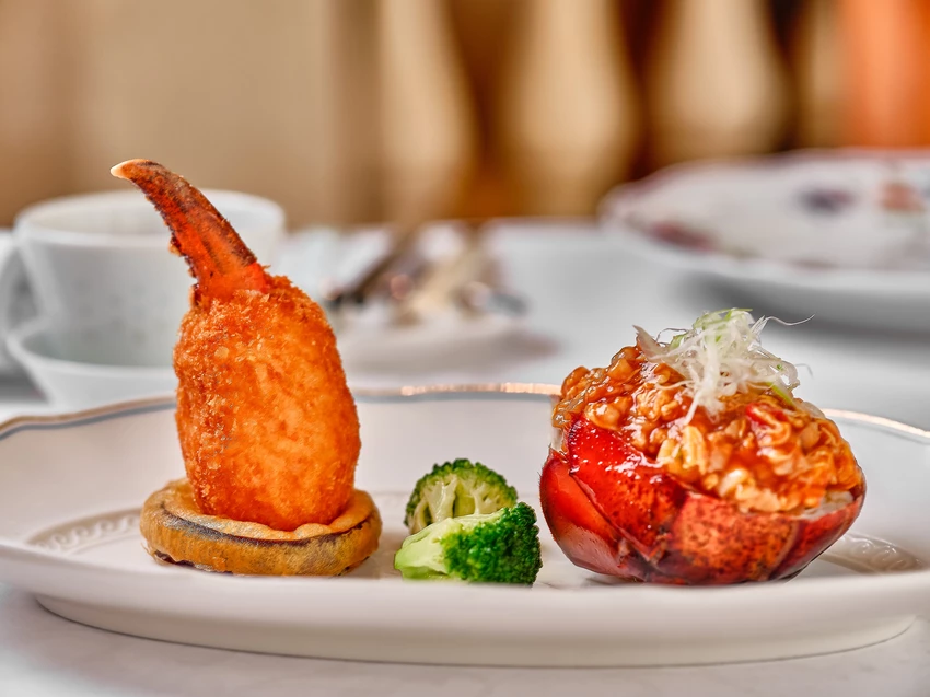 不必飛香港！台北君悅與港灣壹號聯手推出18道粵菜，解密水晶皮蛋子薑、百花龍蝦鉗等招牌菜色的美味秘密。