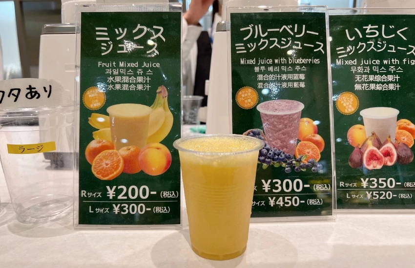 轉乘四大車站絕對不可錯過的現榨冰沙果汁,一杯只要200日圓的大阪老派浪漫。 轉乘四大車站絕對不可錯過的現榨冰沙果汁,一杯只要200日圓的大阪老派浪漫。