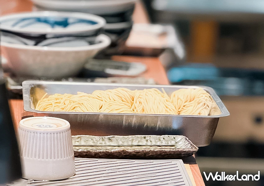 飛魚拉麵台灣也有！宜蘭蘇澳美食 飛屋拉麵 強勢回歸、沒訂位吃不到，菜單飛魚天婦羅必吃。