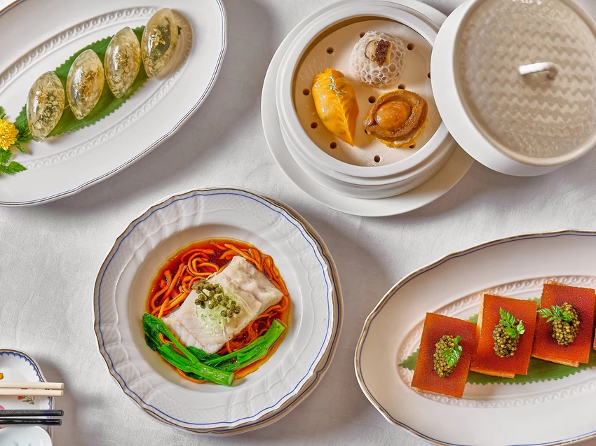 不必飛香港！台北君悅與港灣壹號聯手推出18道粵菜，解密水晶皮蛋子薑、百花龍蝦鉗等招牌菜色的美味秘密。