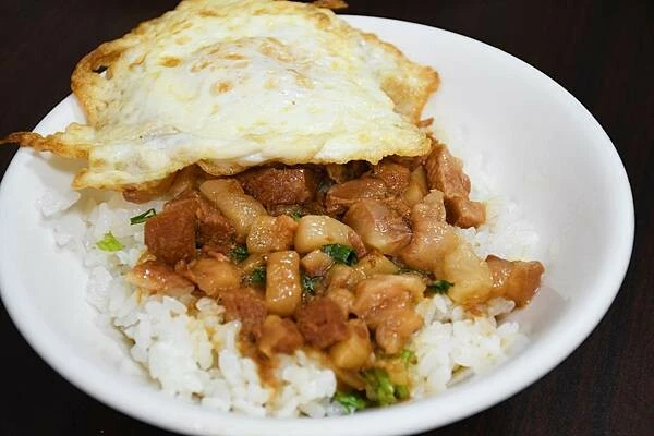 高雄捷運紅線一日遊！逛經典高雄景點、吃必比登肉燥飯，不騎車也能好好玩。 / 部落客「尖尼」提供