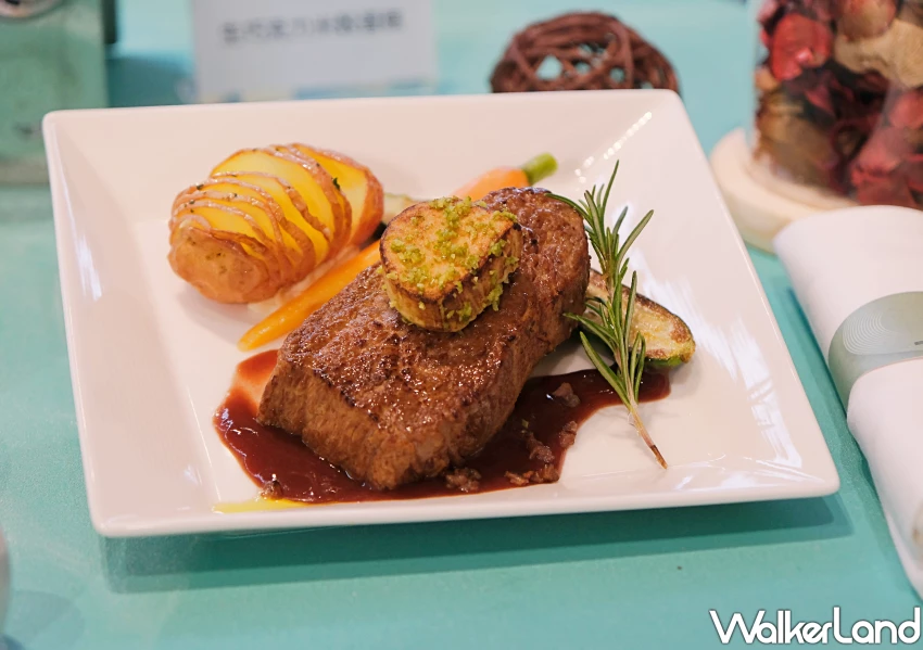 長榮航空再進化！最新聯名過夜包 睡衣整套帶走，全新飛機餐飛紐約就有。