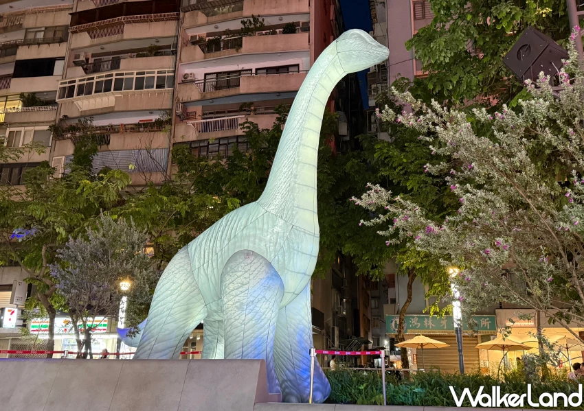 忠孝SOGO恐龍出沒警報!侏羅紀世界巨型暴龍攻陷,會動、會叫超逼真。 忠孝SOGO恐龍出沒警報!侏羅紀世界巨型暴龍攻陷,會動、會叫超逼真。