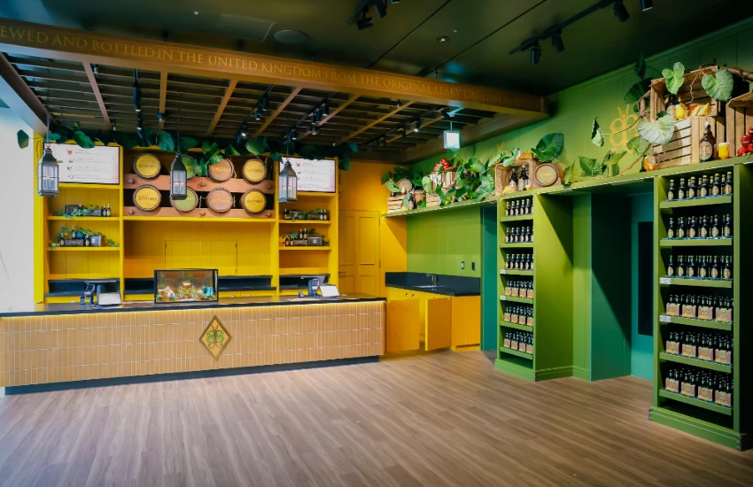 哈利波特日本首間旗艦店內裝首度公開，「禁忌森林」主題綠意空間和鷹馬互動，還有魔法購物體驗全揭露。