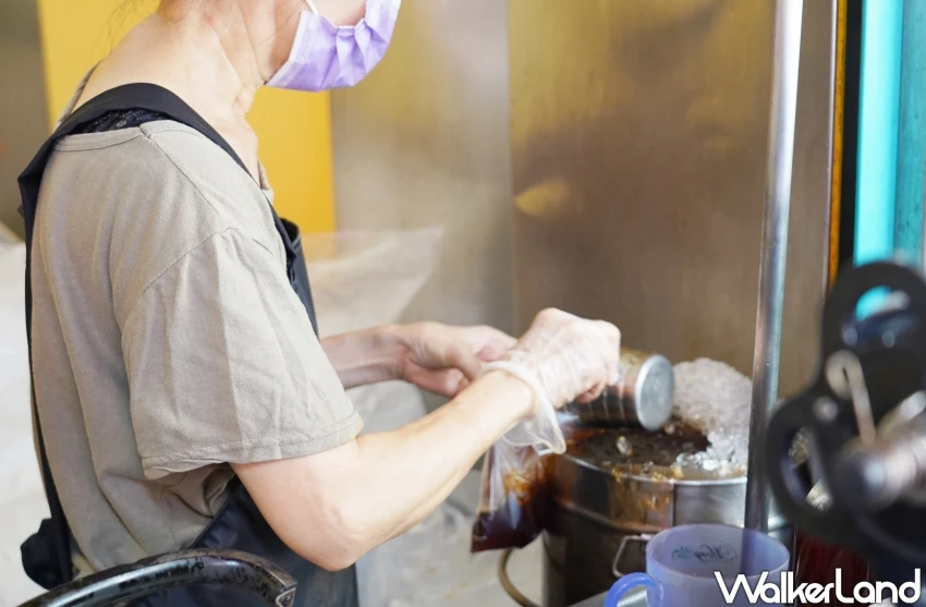 台中第五市場美食推薦！「太空紅茶冰」50年老字號古早味紅茶，懷舊袋裝超吸睛。