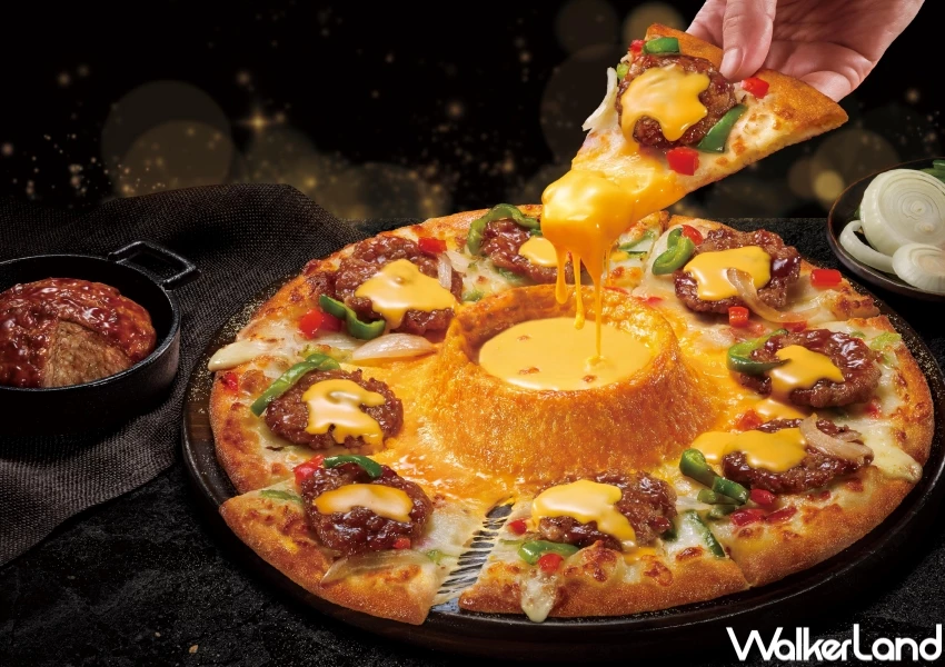 榴蓮披薩回來了！必勝客黃金榴槤比薩開賣，達美樂和牛堡排火山披薩搶攻新品話題。