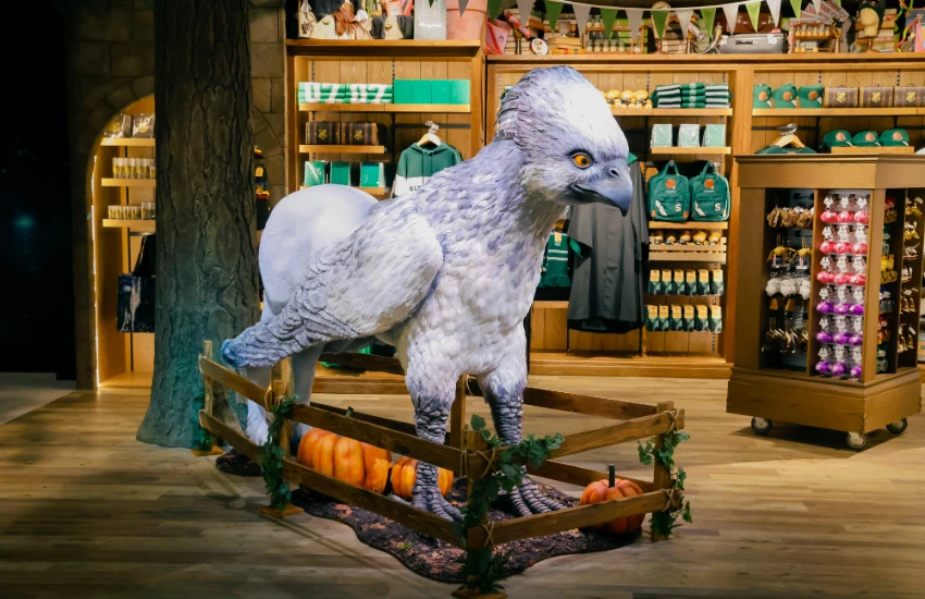 哈利波特日本首間旗艦店內裝首度公開，「禁忌森林」主題綠意空間和鷹馬互動，還有魔法購物體驗全揭露。