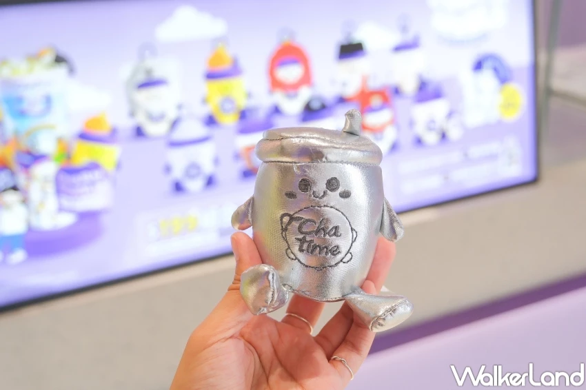 飲料免費喝一年!日出茶太盲盒娃娃開抽,憑吊飾第二杯半價、隱藏版免費喝一年。 飲料免費喝一年!日出茶太盲盒娃娃開抽,憑吊飾第二杯半價、隱藏版免費喝一年。