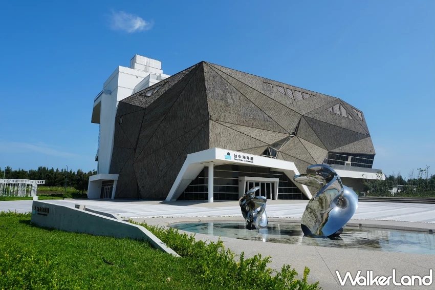 台中海洋館試營運攻略！線上預約制分流參觀，全票種8折優惠與飲品第二杯半價資訊總整理。