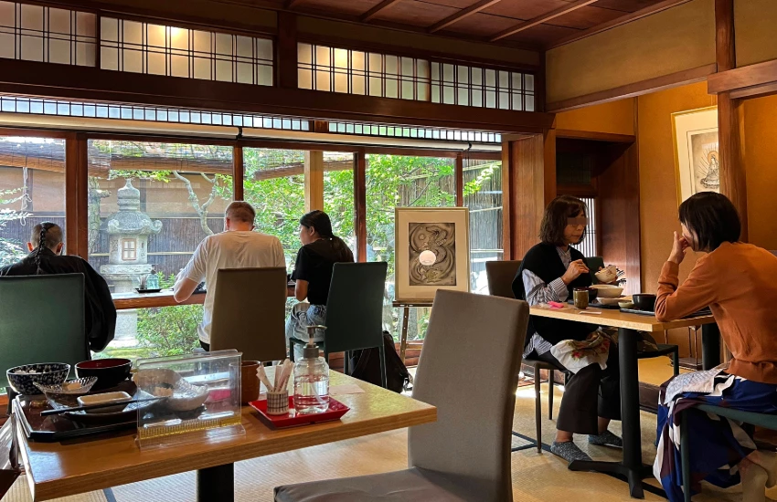 不張揚卻很雋永，走一趟京都左京區的家常料理食堂。