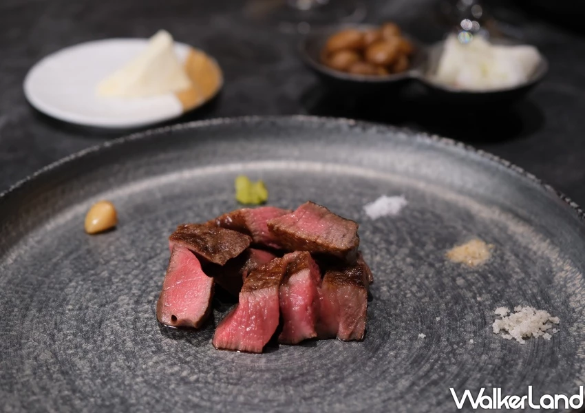 台中燒肉天皇玩出新高度！劇場式上菜秀挑戰最嗨台中燒肉，全預約制搶訂位。