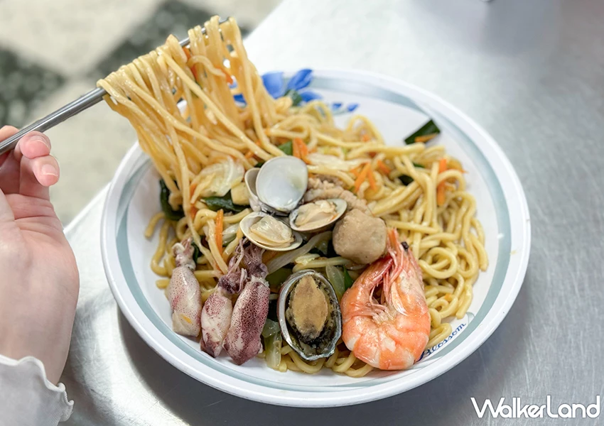 貢寮海鮮餐廳推薦 阿義海鮮商店 在雜貨店裡吃飯！海鮮炒麵必點、柑仔店真的能買。