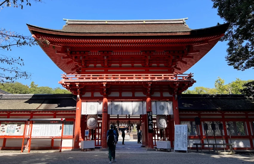 屬於京都人的降溫美學，距離河原町15分鐘車程，走訪京都上古森林「糺之森」，連結下鴨神社與河合神社的參拜散策。