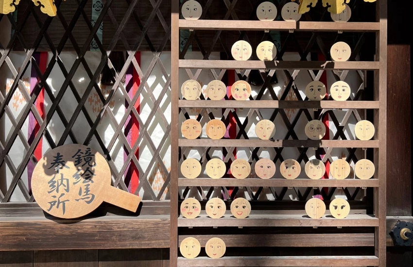 屬於京都人的降溫美學，距離河原町15分鐘車程，走訪京都上古森林「糺之森」，連結下鴨神社與河合神社的參拜散策。