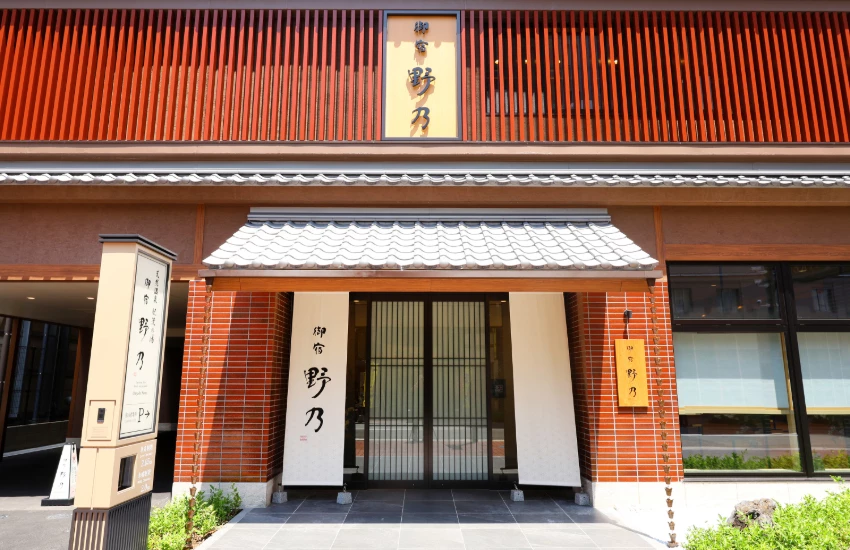 離熊本城僅6分鐘，絕美和風溫泉飯店提供頂樓溫泉及赤牛料理自助餐，九州旅遊想泡湯住好住滿。