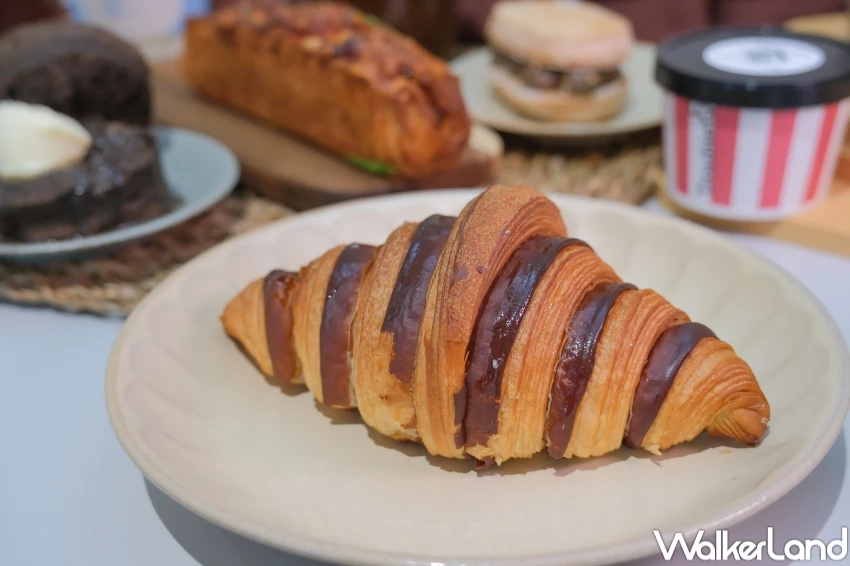 焙茶5折開喝!松菸新開幕wataru祇園焙茶拿鐵,焙茶奶蓋買一送一券喝起來。