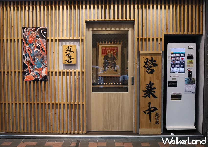 西門町美食推薦！雞吉君拉麵 排隊拉麵店這邊免排，菜單雞白湯超濃、獄激辛辣粉必加。