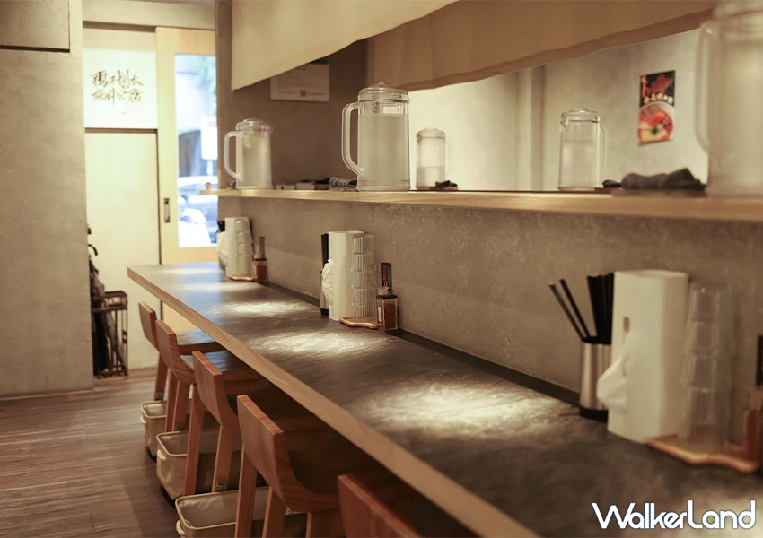 西門町美食推薦！雞吉君拉麵 排隊拉麵店這邊免排，菜單雞白湯超濃、獄激辛辣粉必加。