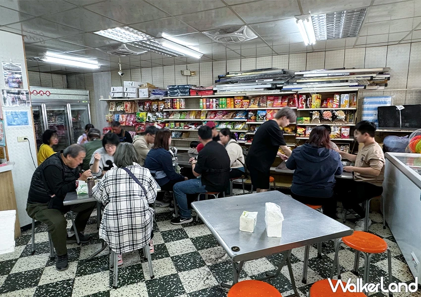 貢寮海鮮餐廳推薦 阿義海鮮商店 在雜貨店裡吃飯！海鮮炒麵必點、柑仔店真的能買。