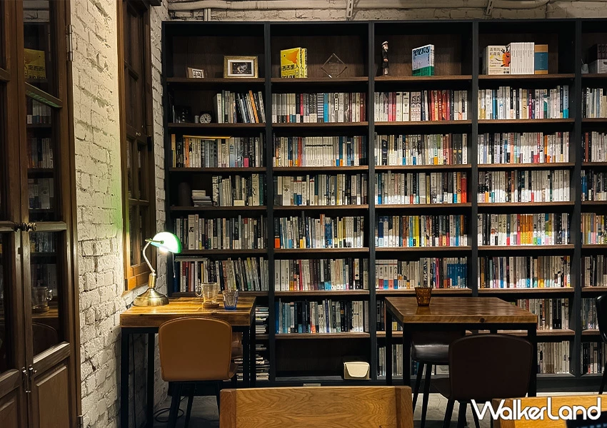 中山站不限時咖啡廳！浮光書店 復古老宅氛圍、營業到晚上10點，赤峰街獨立書店推薦。