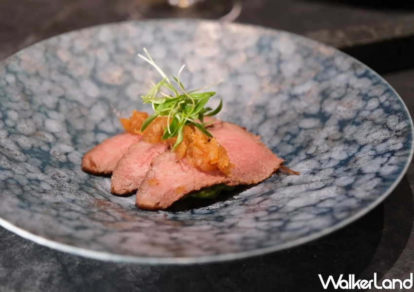 台中燒肉天皇玩出新高度！劇場式上菜秀挑戰最嗨台中燒肉，全預約制搶訂位。