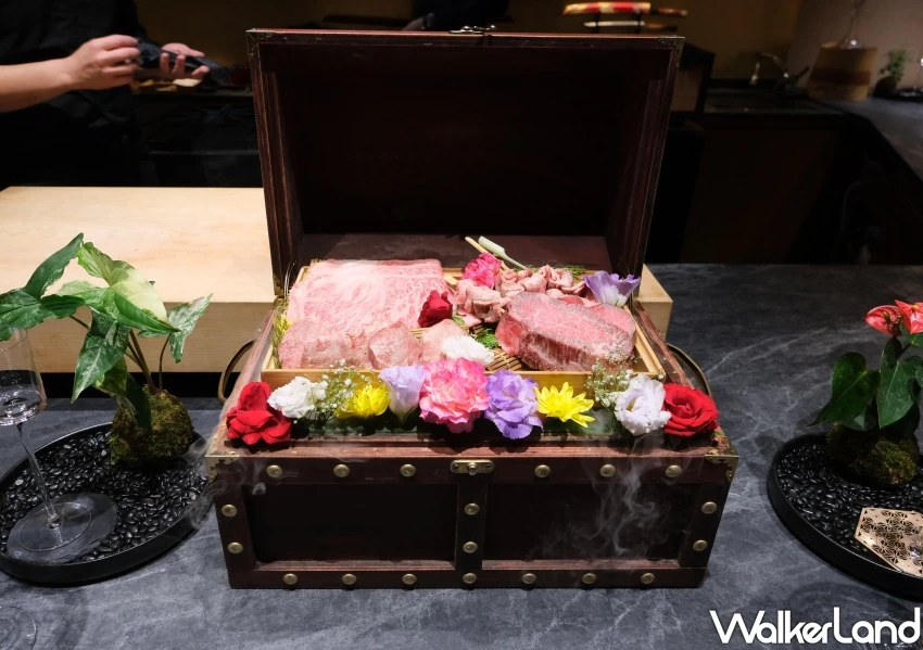 台中燒肉天皇玩出新高度！劇場式上菜秀挑戰最嗨台中燒肉，全預約制搶訂位。