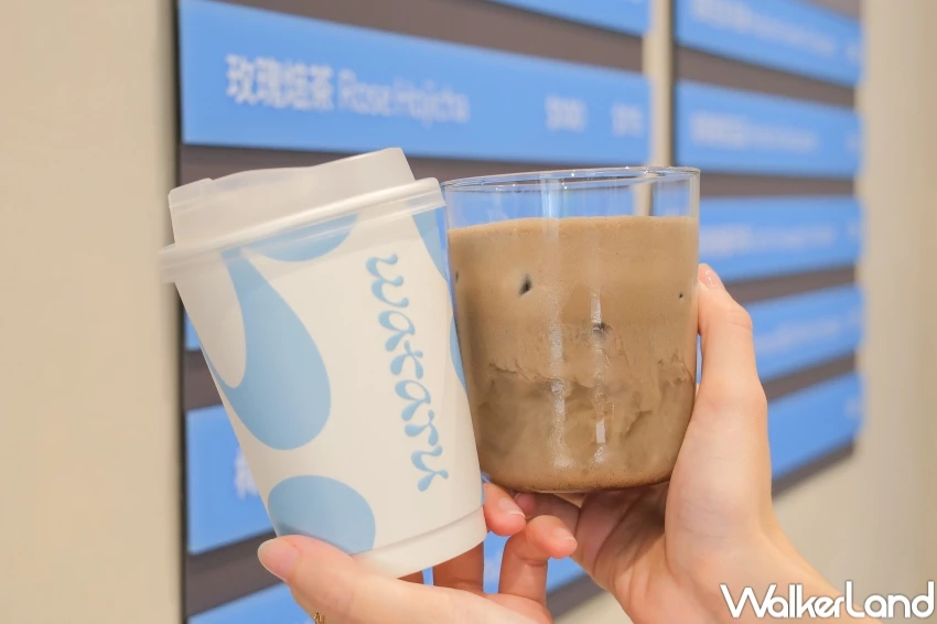 焙茶5折開喝!松菸新開幕wataru祇園焙茶拿鐵,焙茶奶蓋買一送一券喝起來。