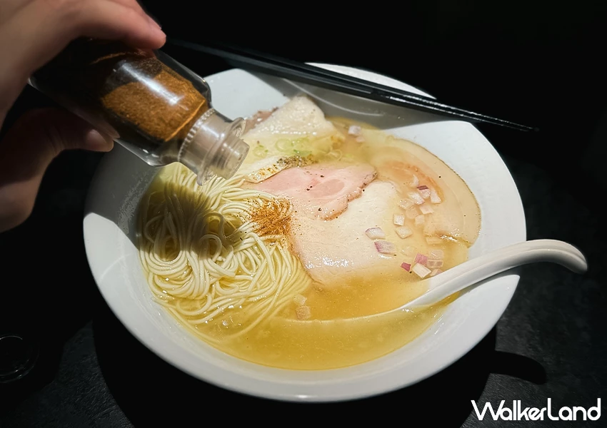 西門町美食推薦！雞吉君拉麵 排隊拉麵店這邊免排，菜單雞白湯超濃、獄激辛辣粉必加。