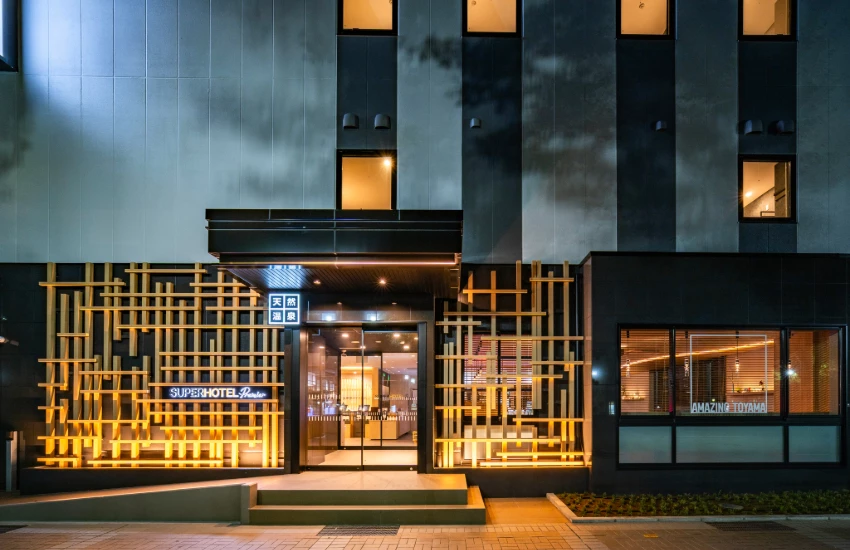 富山城前飯店新開幕！除了免費早餐吃到飽，還有北阿爾卑斯山景和美美的城堡夜景。