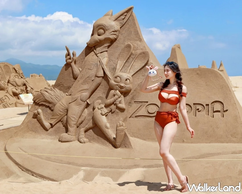 2025福隆沙雕季「迪士尼仲夏歡樂祭」好評延長至10/12!把握中秋與雙十連假最後機會欣賞8公尺高玩具總動員沙雕。