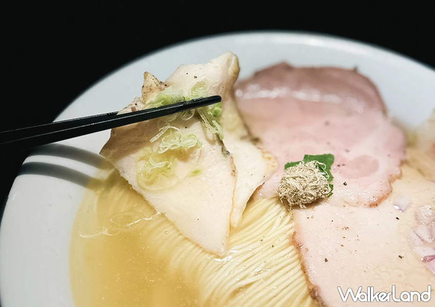 西門町美食推薦！雞吉君拉麵 排隊拉麵店這邊免排，菜單雞白湯超濃、獄激辛辣粉必加。